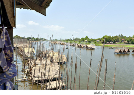 カンボジア水田地帯の水上家屋 カンボジア水田地帯の水上家屋 61535616