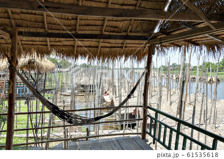 カンボジア水田地帯の水上家屋 カンボジア水田地帯の水上家屋 61535618
