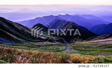 秋の五竜岳登山 （夜明け：五竜山荘にて） 61536137