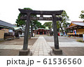 東京にある神社の鳥居と本殿 61536560
