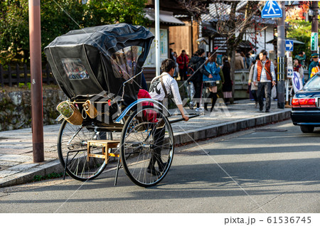京都嵯峨嵐山の新しい風景、人力車 61536745