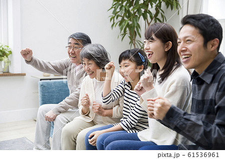 家族　ファミリー　3世代　応援イメージ 61536961