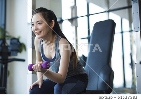 パーソナルジム イメージ_ 女性ダンベル 61537583