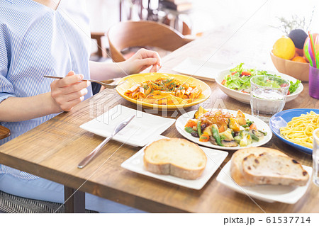 食事をする女性　ボディーパーツ　手元 61537714