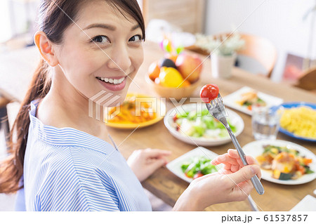 食事をする女性 61537857