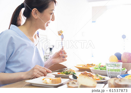 食事をする女性 61537873