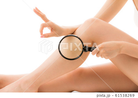 脚にルーペをあてる女性 脚にルーペをあてる女性 61538269
