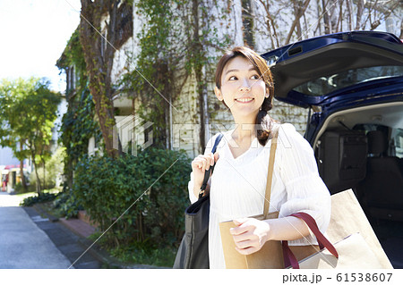 買い物袋を持つ若い女性 買い物袋を持つ若い女性 61538607