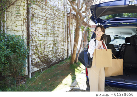 買い物袋を持つ若い女性 買い物袋を持つ若い女性 61538656