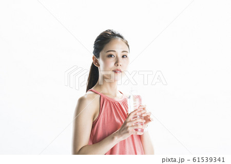 女性 スポーツウェア ポートレート 水分補給 女性 スポーツウェア ポートレート 水分補給 61539341