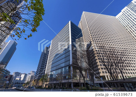 東京 虎ノ門 外堀通りとオフィスビル街の風景 61539673