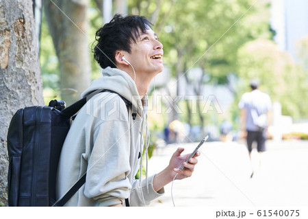 若い男性 61540075