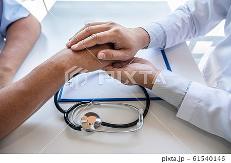 Male doctors use friendly hands to hold the patient's confidence and recommend health care. Medical concepts and good health 61540146