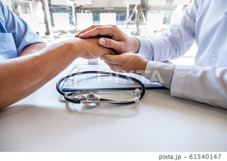 Male doctors use friendly hands to hold the patient's confidence and recommend health care. Medical concepts and good health Male doctors use friendly hands to hold the patient's confidence and recommend health care. Medical concepts and good health 61540147