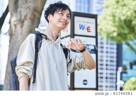 バスを待つ若い男性 61540361