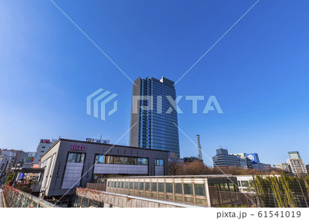 東京 四ツ谷駅前の風景 アトレとコモレ四谷のビルディング 61541019
