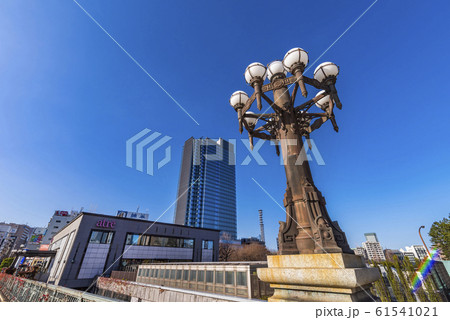 東京 四ツ谷駅前の風景 アトレとコモレ四谷のビルディング 61541021