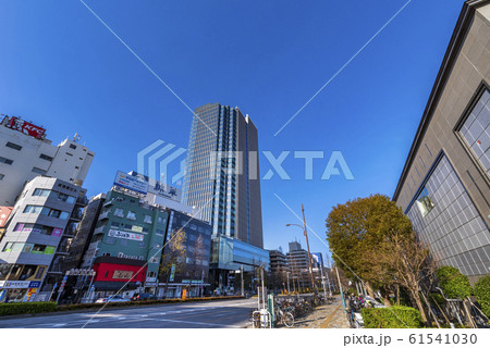 東京 四ツ谷駅前の風景 外堀通りとコモレ四谷のビルディング 61541030