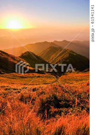 秋の五竜岳登山 （夜明け：五竜山荘にて） 61541141