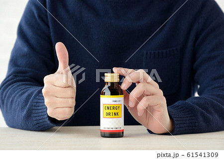 栄養ドリンクの模造品と男性 栄養ドリンクの模造品と男性 61541309