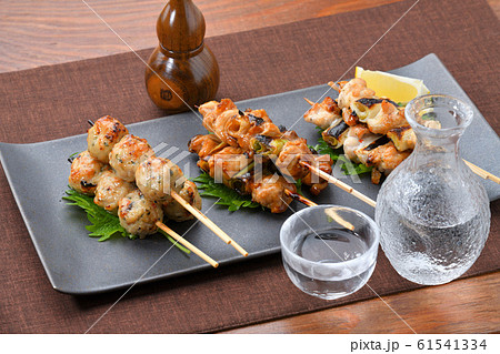 焼鳥、やきとり、焼き鳥、ヤキトリ、三種盛り合わせ、居酒屋・日本酒とのイメージ。 焼鳥、やきとり、焼き鳥、ヤキトリ、三種盛り合わせ、居酒屋・日本酒とのイメージ。 61541334