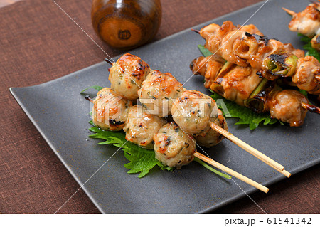 焼鳥、やきとり、焼き鳥、ヤキトリ、三種盛り合わせ、居酒屋・日本酒とのイメージ。 焼鳥、やきとり、焼き鳥、ヤキトリ、三種盛り合わせ、居酒屋・日本酒とのイメージ。 61541342