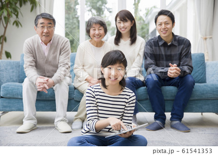 タブレットを持った子供と家族 ファミリー 親子イメージ おうち時間 タブレットを持った子供と家族 ファミリー 親子イメージ おうち時間 61541353
