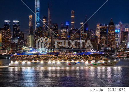 ニューヨーク 豪華客船とマンハッタンの夜景 ハルミトンパークよりの写真素材