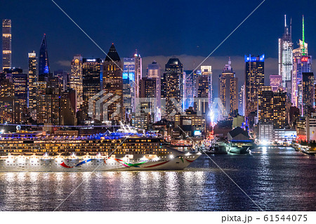《ニューヨーク》豪華客船とマンハッタンの夜景・ハルミトンパークより 61544075