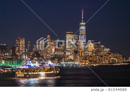 《ニューヨーク》豪華客船とマンハッタンの夜景・ハルミトンパークより 《ニューヨーク》豪華客船とマンハッタンの夜景・ハルミトンパークより 61544089