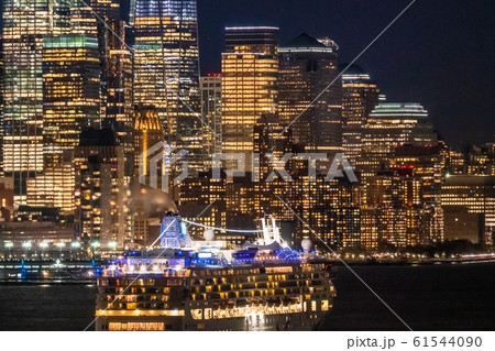 《ニューヨーク》豪華客船とマンハッタンの夜景・ハルミトンパークより 61544090