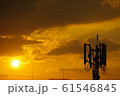 日の出と鉄塔 61546845
