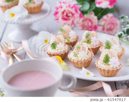 白いイチゴのプチタルトケーキでティータイム 61547017