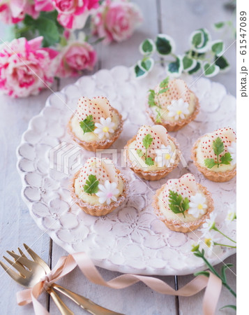白いイチゴのプチタルトケーキ 白いイチゴのプチタルトケーキ 61547089