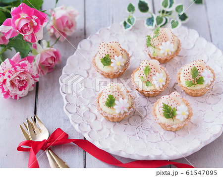白いイチゴのプチタルトケーキ 白いイチゴのプチタルトケーキ 61547095