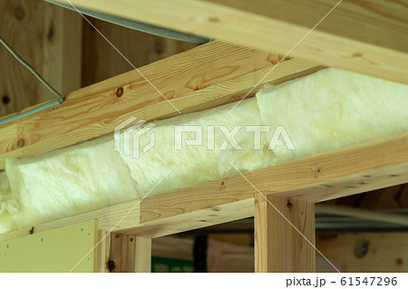断熱材　配線　施工　木造建築 61547296