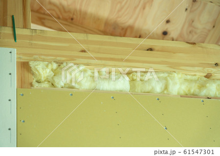 断熱材　施工　木造建築 61547301