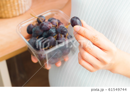 ぶどうを持つ妊婦 61549744