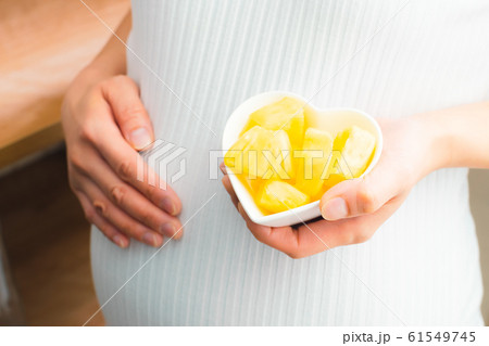 パイナップル 妊婦 カットフルーツ 61549745