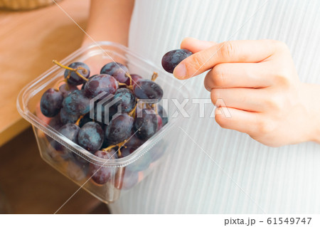ぶどうを持つ妊婦 61549747