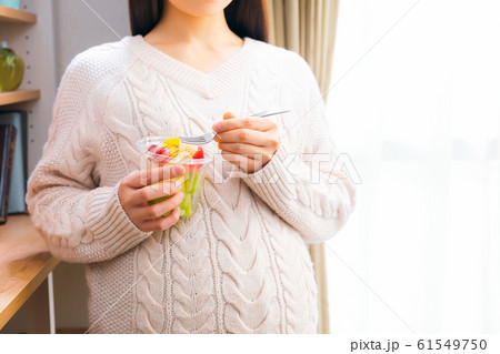 フルーツ　妊婦 61549750