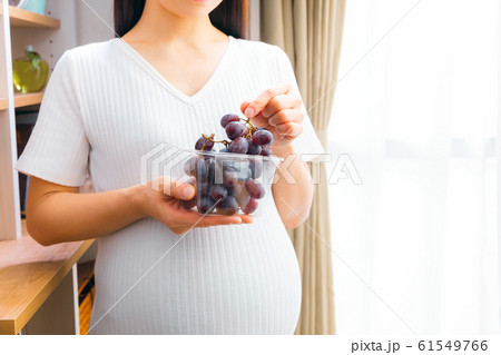 ぶどうを持つ妊婦 ぶどうを持つ妊婦 61549766