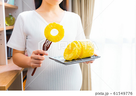 パイナップル 妊婦 食欲 食べ過ぎの写真素材