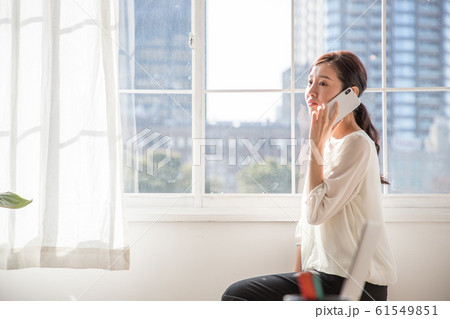テレワークする女性 テレワークする女性 61549851