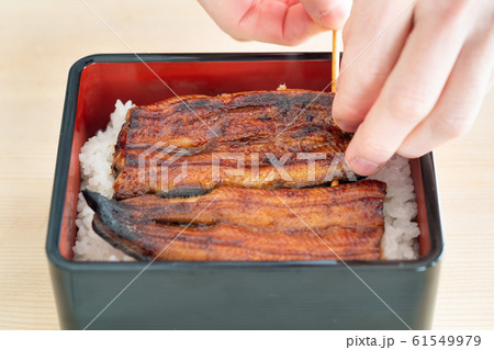 鰻重を盛り付ける板前 鰻重を盛り付ける板前 61549979