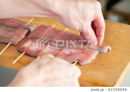 鰻に串を打つ板前 鰻に串を打つ板前 61550049