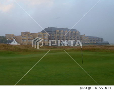 霧にむせぶセントアンドリュース・オールドコース脇のホテル 霧にむせぶセントアンドリュース・オールドコース脇のホテル 61551614