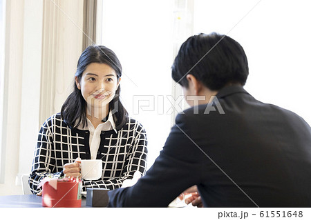 カフェで話す2人 カフェで話す2人 61551648