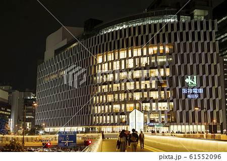 大阪梅田・梅田新歩道橋＜阪神阪急連絡デッキ＞と阪神百貨店の夜景 61552096