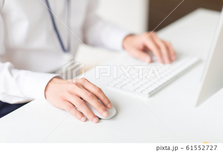 キーボードと手 61552727